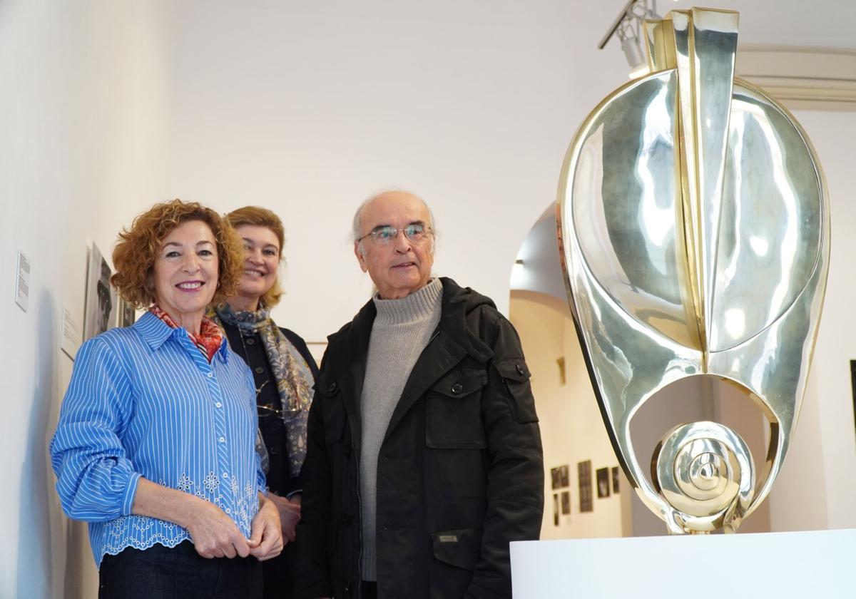 De izquierda a derecha, Margarita Ramos, Marta Chirino y Alejandro Togores, junto a una escultura de Martín Chirino, en el Cervantes de Roma.