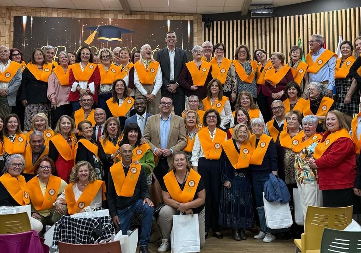 Las alumnas y los alumnos del diploma, en la orla, acompañados de autoridades del Cabildo y la ULPGC.