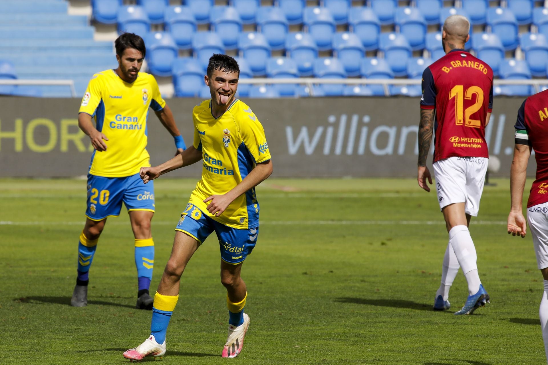 Pedri, con Kirian Rodríguez detrás, celebra un gol con la UD Las Palmas en Segunda.