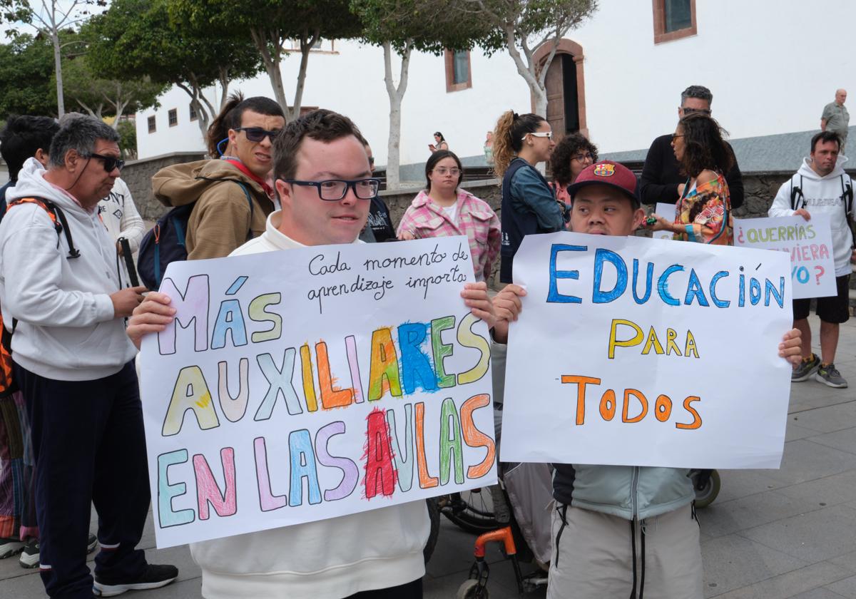 Dos miembros de Adivia y alumnos de Fuerteventura, en la concentración de este jueves en Puerto del Rosario.