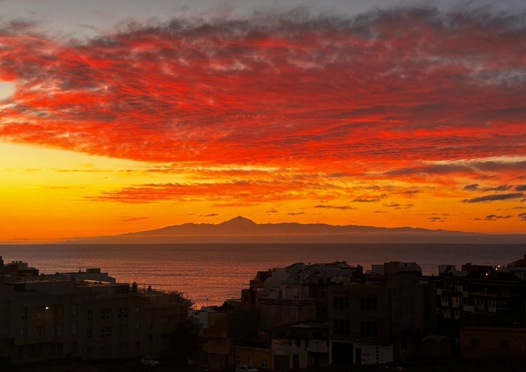 Atardecer en Sardina del Norte, en Gran Canaria, con la silueta de Tenerife al fondo.