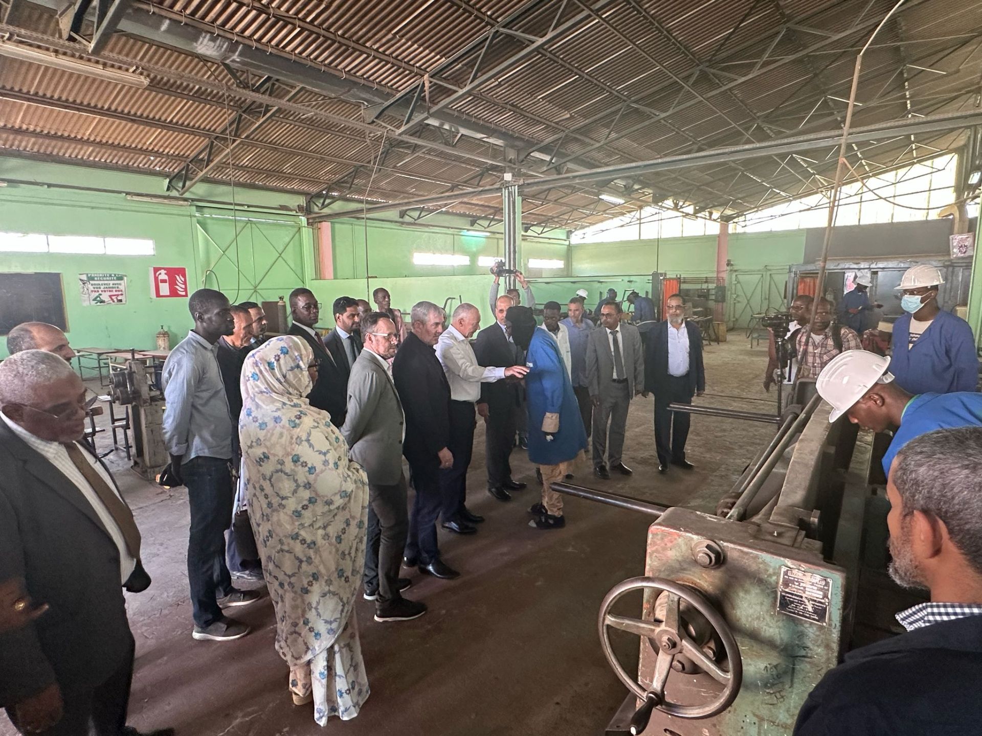 Visita de la delegación canaria al alumnado de Mauritania que forma parte del proyecto de formación e inserción laboral 'Tierra Firme'.