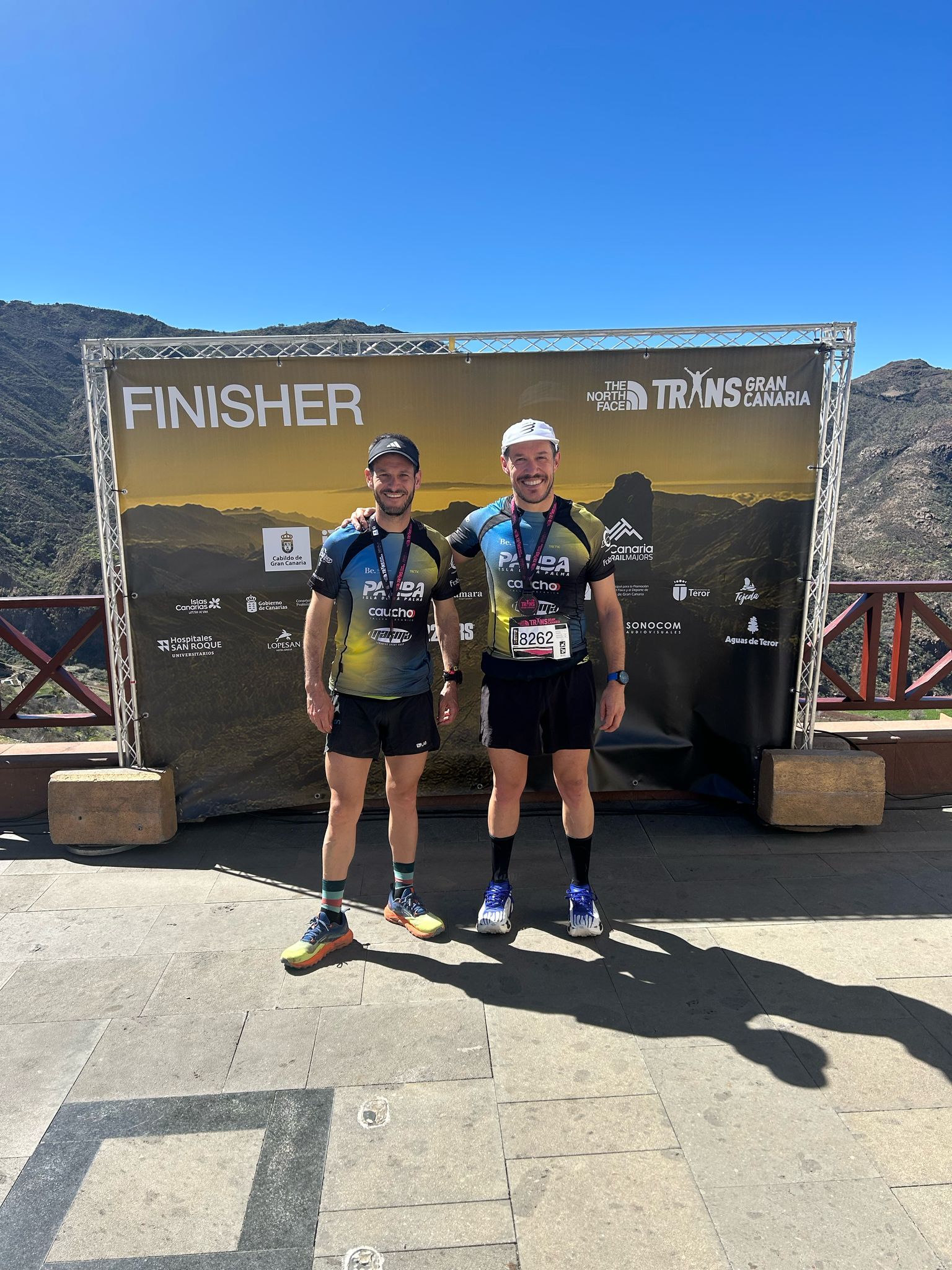 Mariano Hernández Zapata y Víctor González, con su medalla finisher en Tejeda.