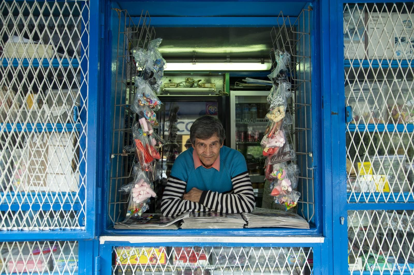 Armando Quintana posa en el interior del kiosco que regenta su familia desde el mes de marzo de 1964.