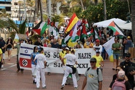 Imagen de la manifestación en el paseo de Las Canteras.