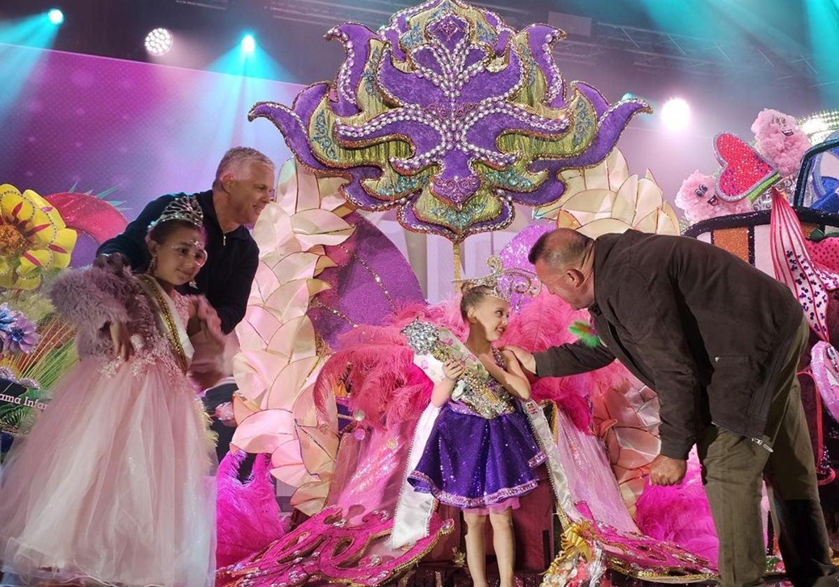 Isabel Chesi recoge el cetro que la acredita como reina del Carnaval de Antigua.