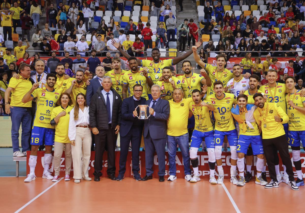 Los jugadores del CV Guaguas celebran un nuevo título copero.