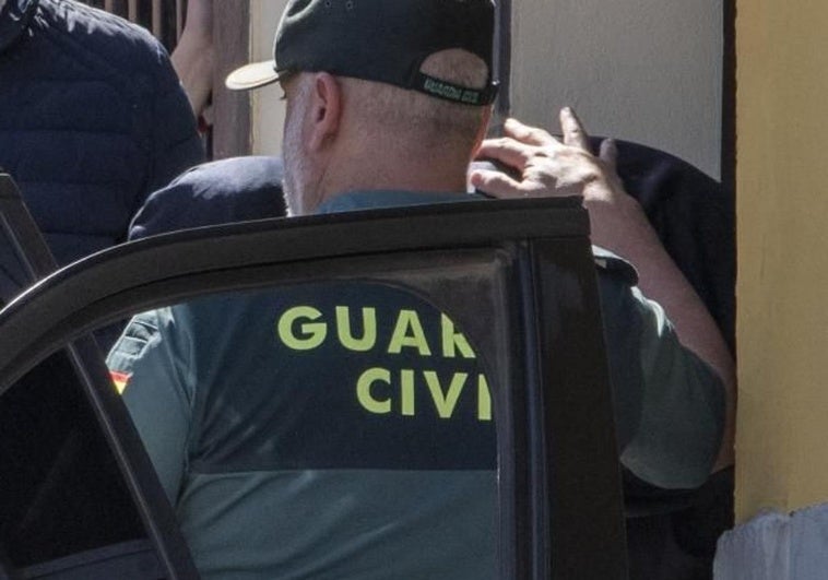 Momento en que la Guardia Civil se prepara para trasladar al detenido tras el registro de su casa en La Aldea de San Nicolás.