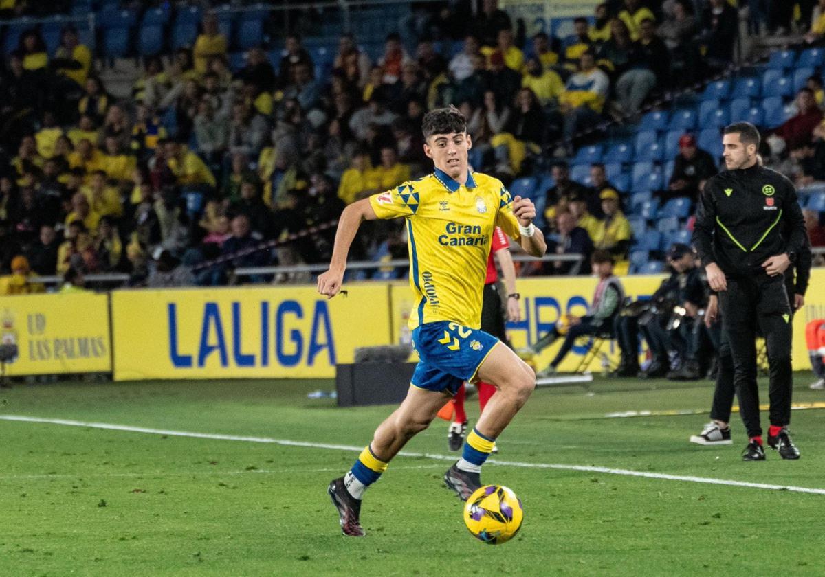 Valentín Pezzolesi, en una acción del partido ante el Barcelona.