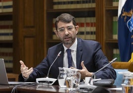 El exviceconsejero de Presidencia de la comunidad autónoma y expresidente de la Zona Especial Canaria (ZEC) , Antonio Olivera, en la comisión de estudio del REF del Parlamento.