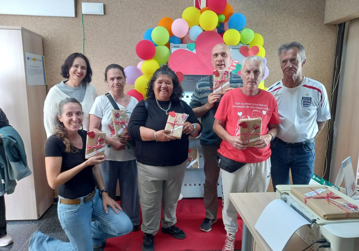 Las personas del centro de día de El Aceitún, en Gran Tarajal, con su monitora y la concejala de Cultura, Dulce García, recibieron un libro tras su visita a la biblioteca.