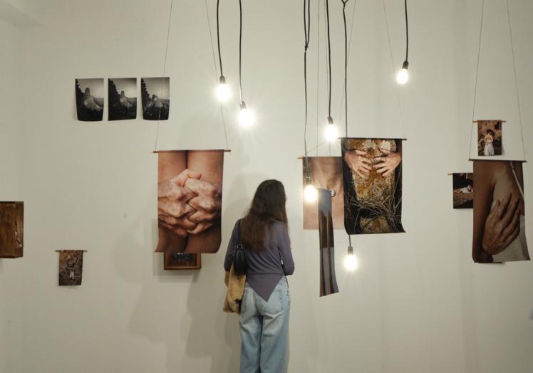 La exposición ocupa las dos plantas del Juan Ismael.