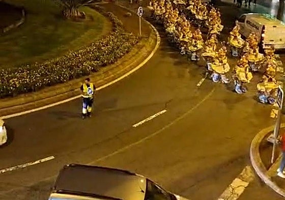 Una persona sin identificar dirige el tráfico en Tamaraceite.