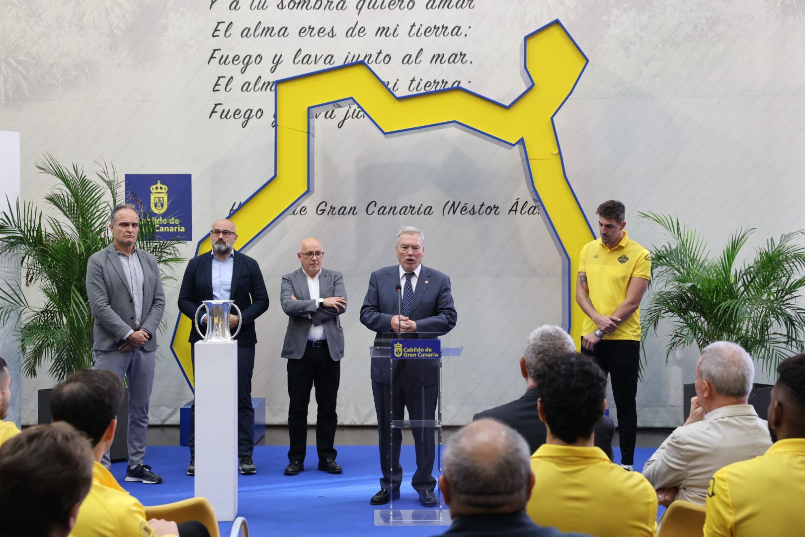 El Guaguas exhibe su copa en las instituciones grancanarias