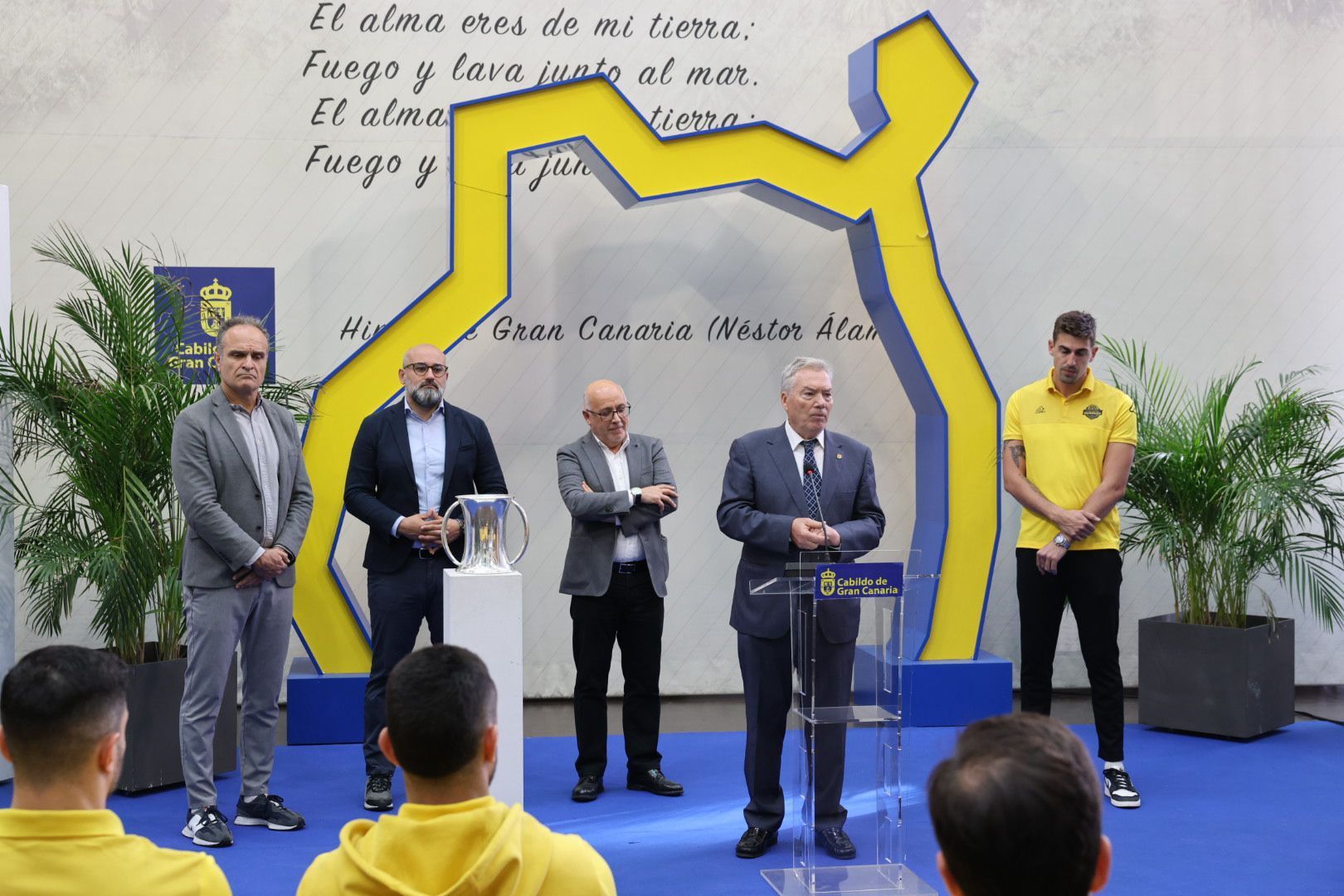 El Guaguas exhibe su copa en las instituciones grancanarias