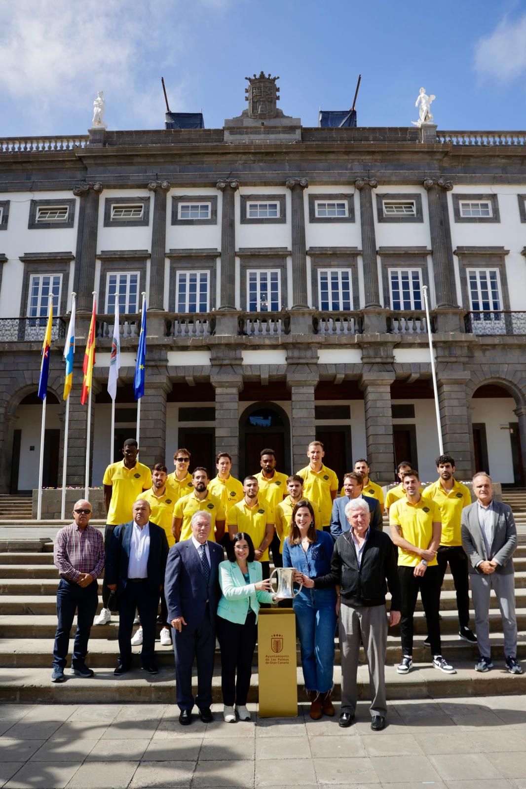 El Guaguas exhibe su copa en las instituciones grancanarias