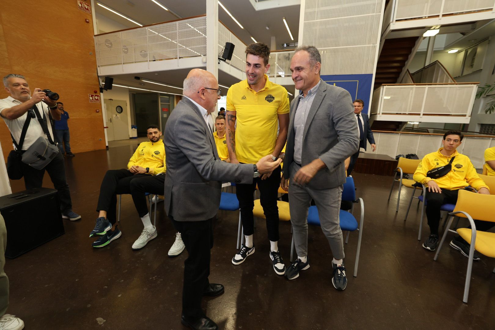 El Guaguas exhibe su copa en las instituciones grancanarias