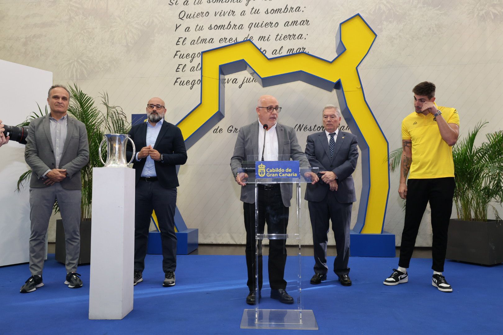 El Guaguas exhibe su copa en las instituciones grancanarias