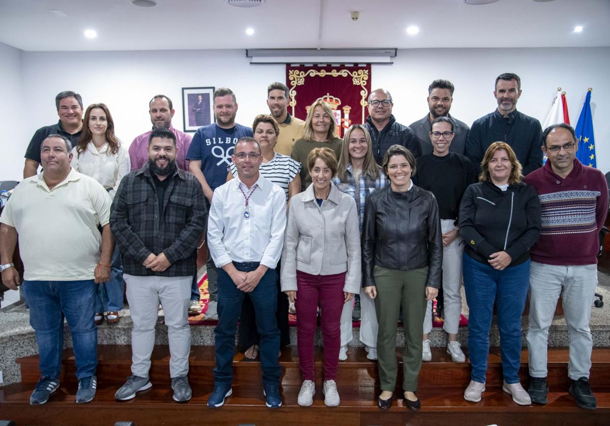 Foto de familia de la corporación tras la toma de posesión del nuevo edil, con la medalla puesta.