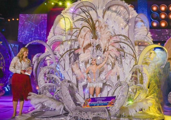 Yilenia Vega, concejal de Festejos, con la última reina del carnaval de Maspalomas.