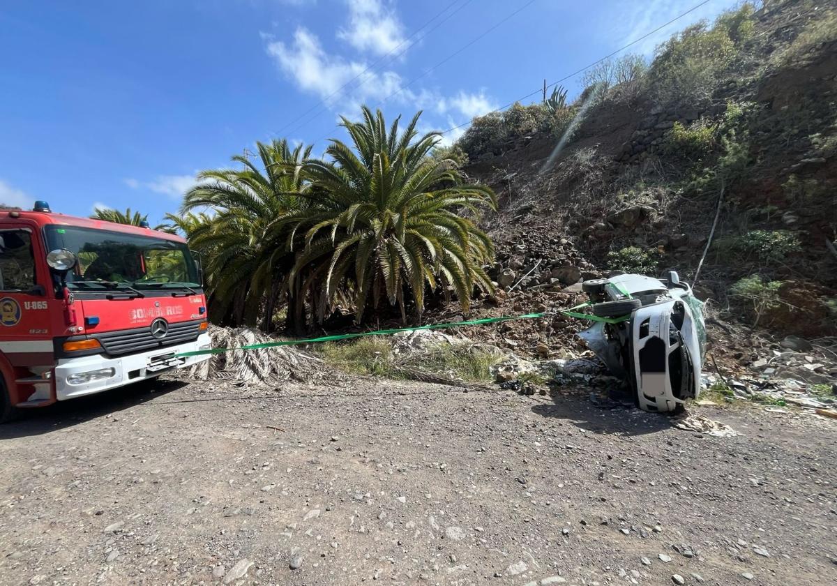 Imagen del coche tras caer por una ladera.