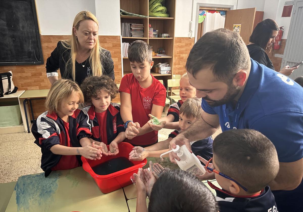 Los niños aprenden cómo lavarse las manos correctamente en este Aula Salud Colegios del Hospital Universitario Vithas Las Palmas.