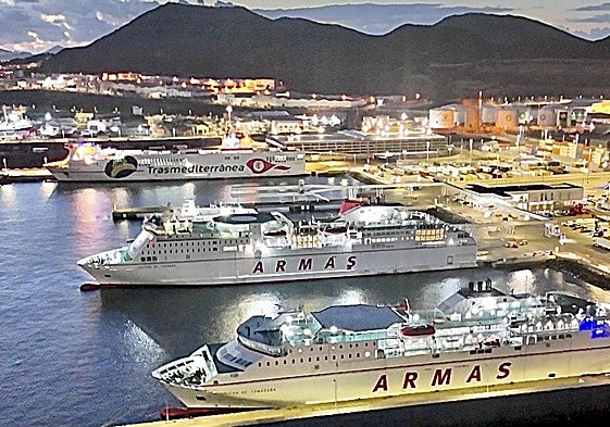 Tres buques de Armas-Trasmediterránea atracados en el puerto de Las Palmas, en La Esfinge..