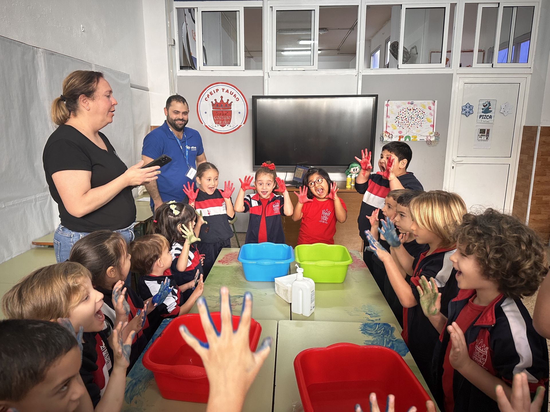 Momento del taller de lavado de manos impartido por Daniel Rodríguez, responsable de Prevención y Control de Infecciones de Vithas Canarias.