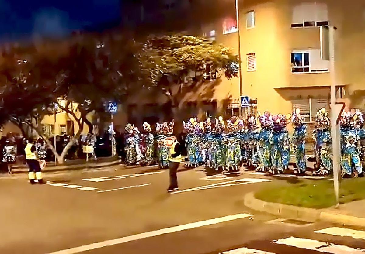 Uno de los momentos en los que personal no policial corta las carreteras mientras cruza el pasacalles.