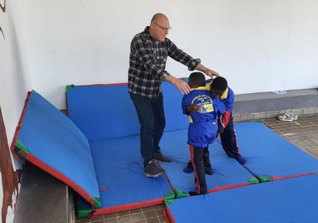 Clase práctica de Callejón II con dos jóvenes alumnos.