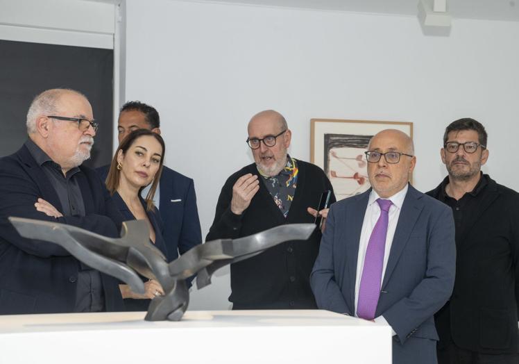 De izquierda a derecha, Orlando Britto, Guacimara Medina, Fernando Castro Flórez, Antonio Morales y Jesús María Castaño, junto a una escultura de Chirino.