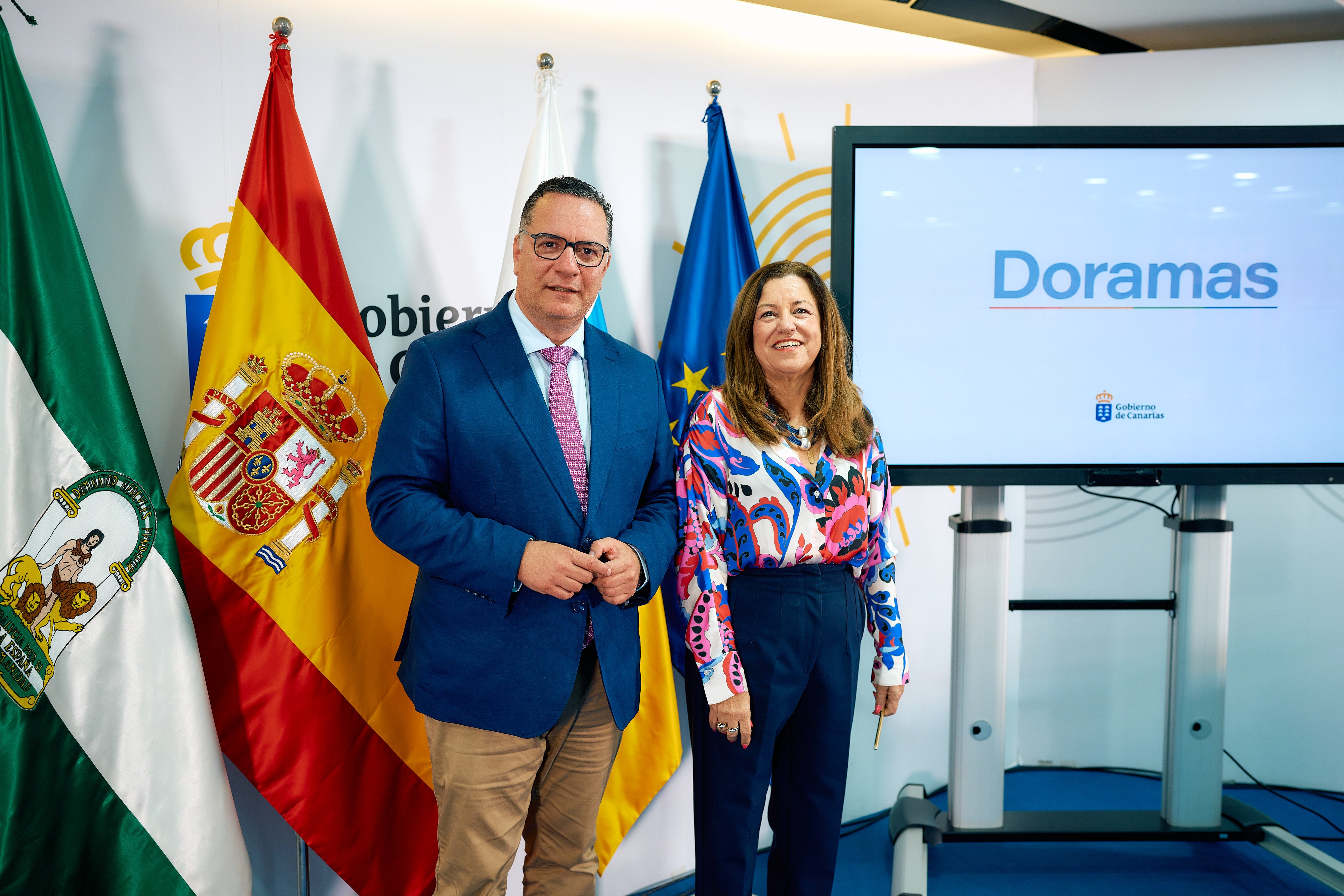 El consejero canario de Educación, Poli Suárez, y la consejera andaluza María del Carmen Castillo.