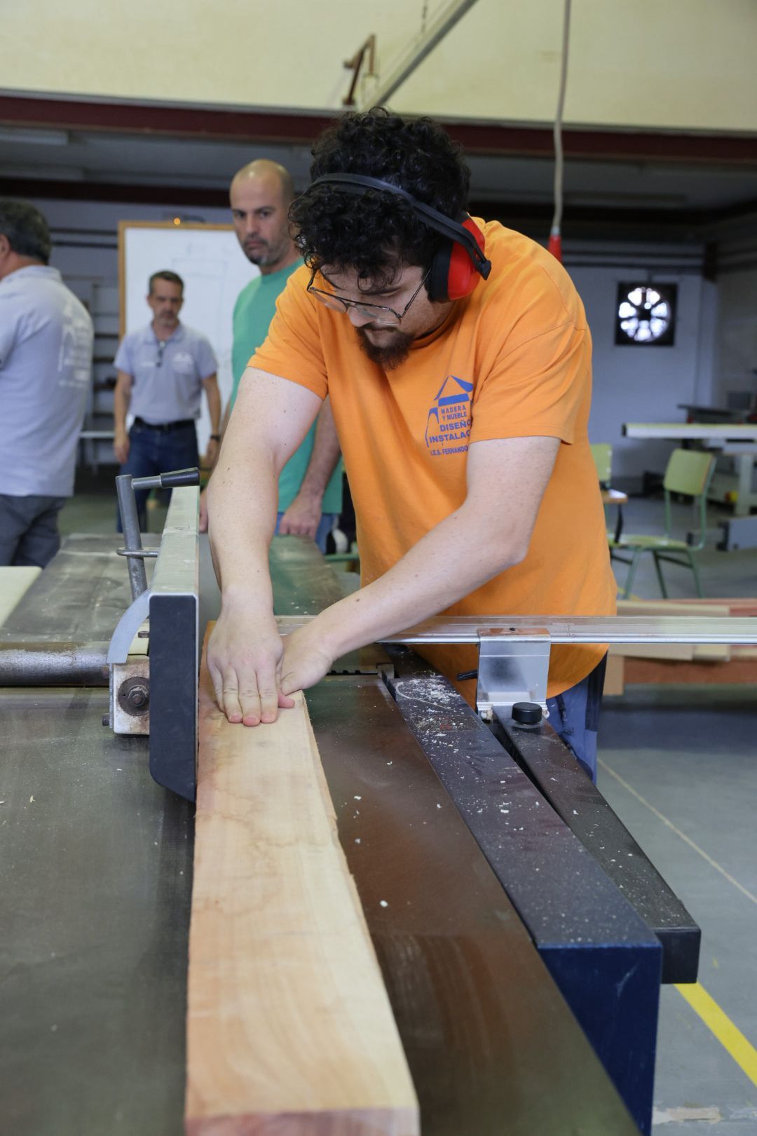 Así trabajan los alumnos del IES Fernando Sagaseta con madera de eucalipto rojo