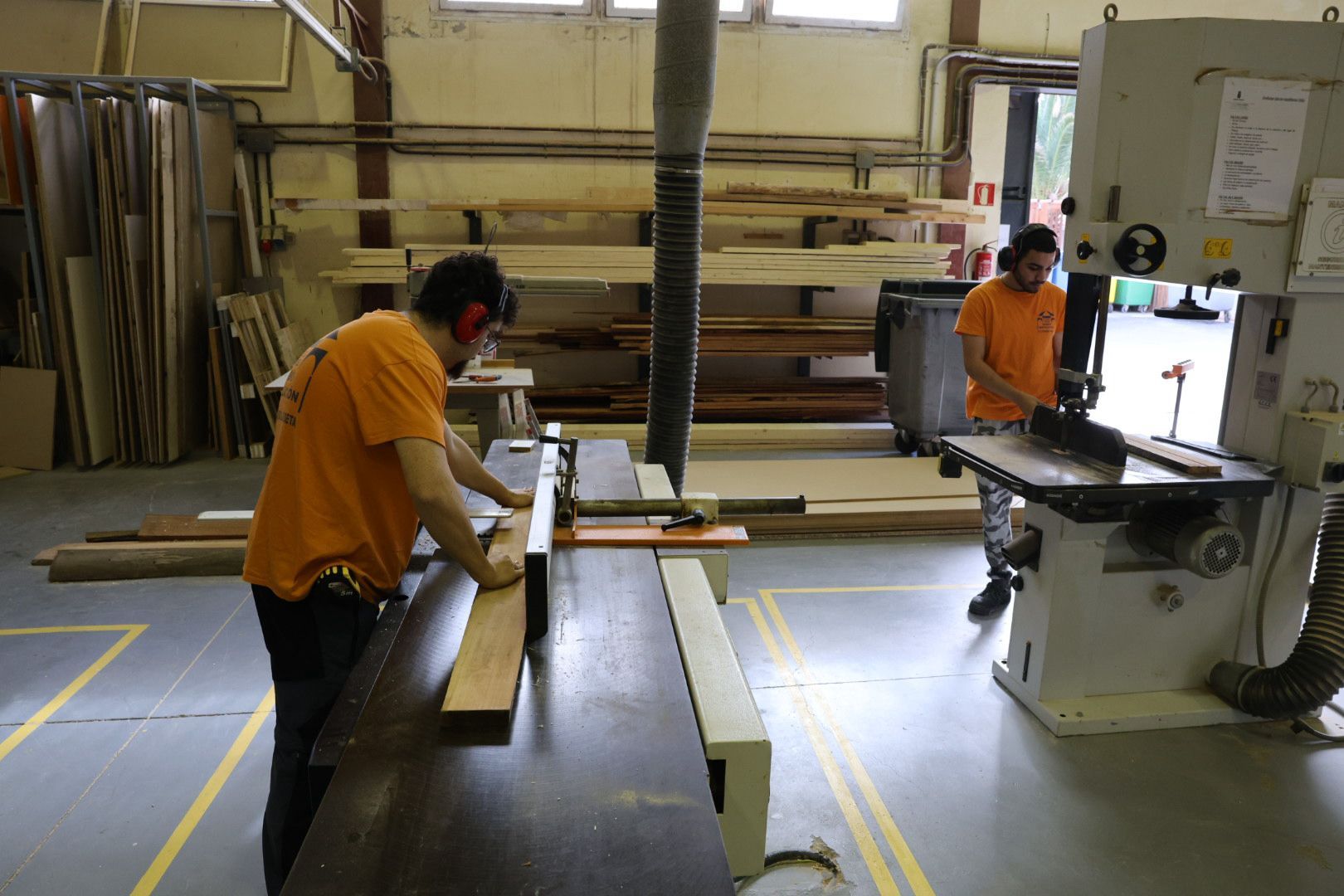 Así trabajan los alumnos del IES Fernando Sagaseta con madera de eucalipto rojo