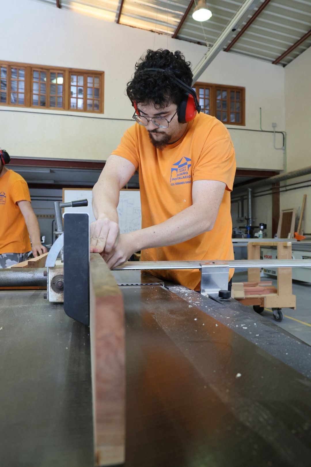 Así trabajan los alumnos del IES Fernando Sagaseta con madera de eucalipto rojo