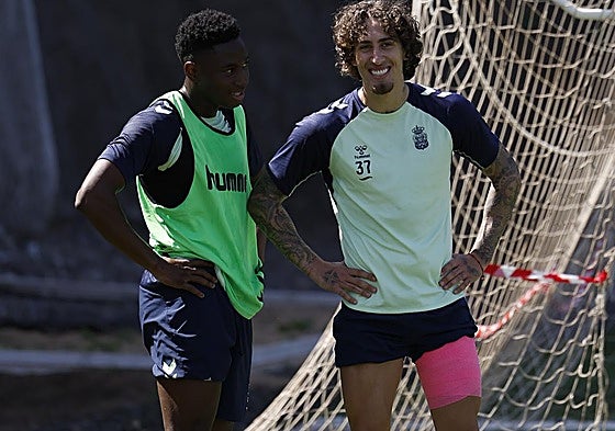 Dário Essugo junto a Fábio Silva, durante el entrenamiento de la UD.