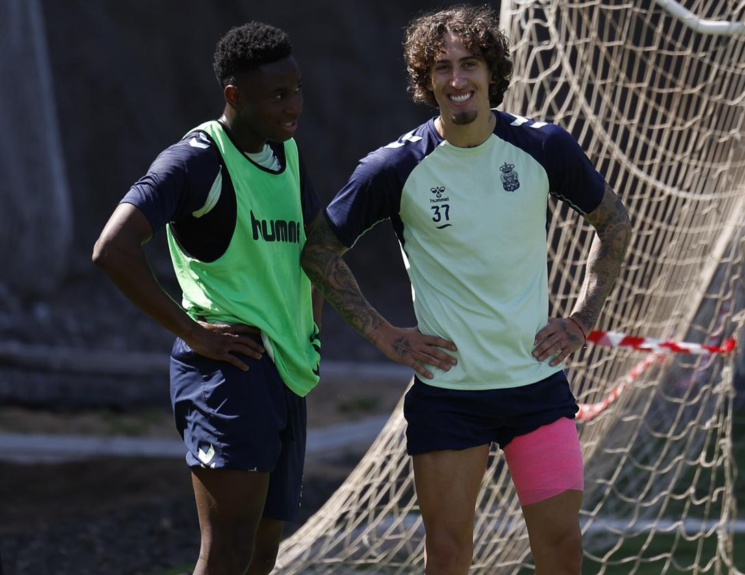 Dário Essugo junto a Fábio Silva, durante el entrenamiento de la UD.