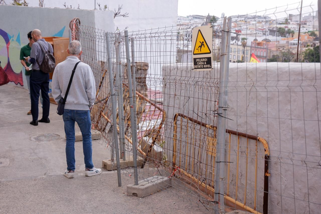 Vecinos de San Nicolás reclaman el arreglo de un muro en la calle Gaviota