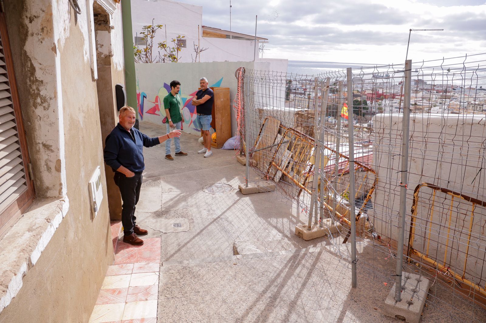 Vecinos de San Nicolás reclaman el arreglo de un muro en la calle Gaviota