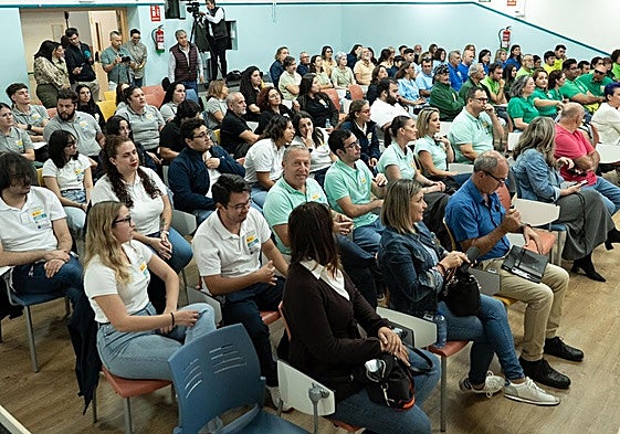 Alumnas y alumnos-trabajadores de los cinco PFAE, más monitores, en el acto de clausura.