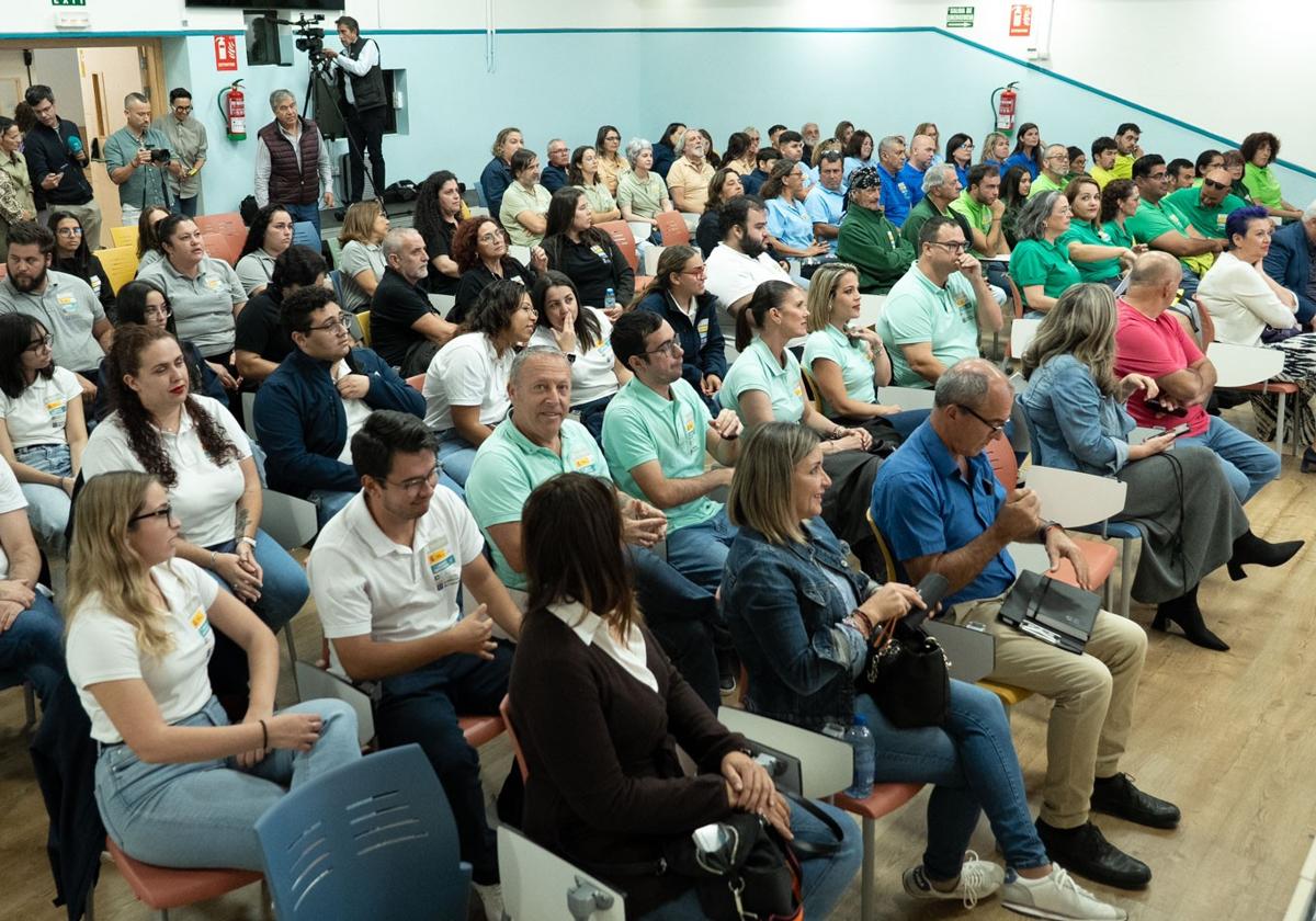 Alumnas y alumnos-trabajadores de los cinco PFAE, más monitores, en el acto de clausura.