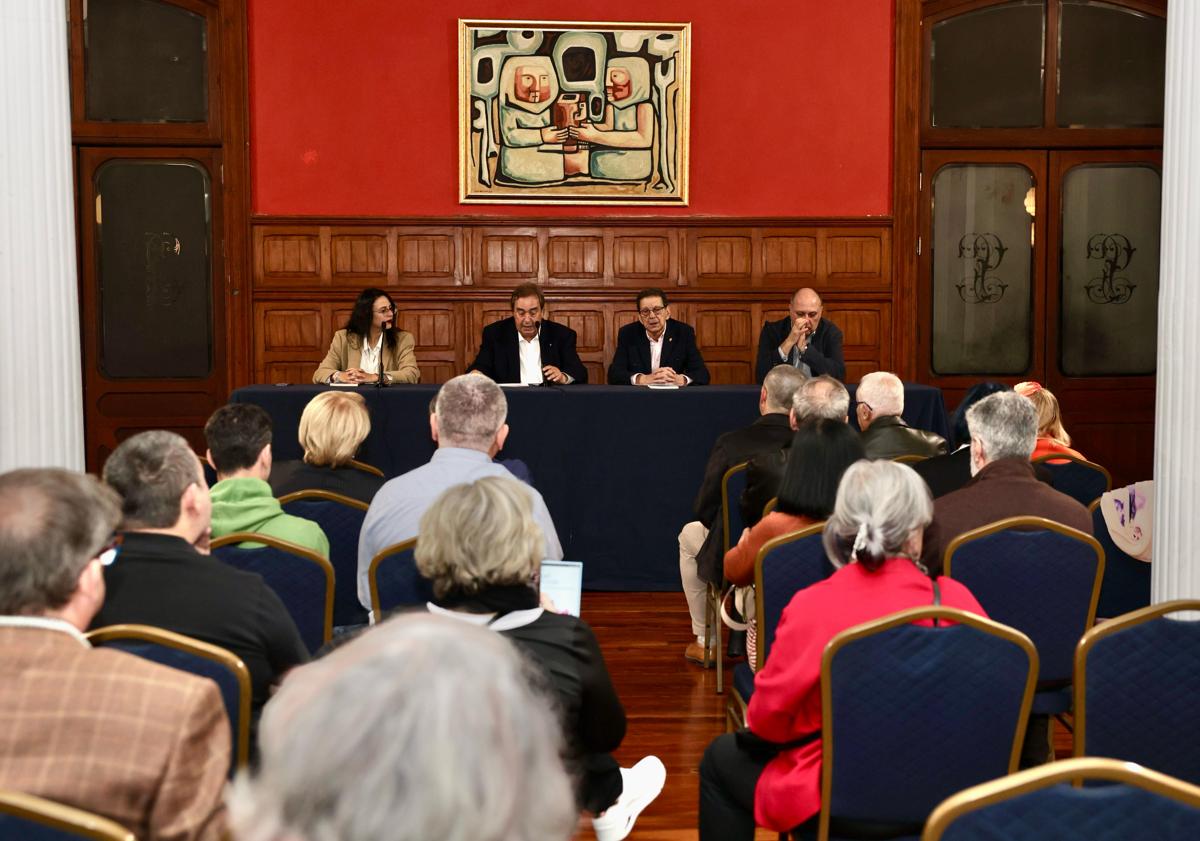 Imagen principal - Emilio González Déniz presenta la reedición de &#039;La mitad de un Credo&#039;