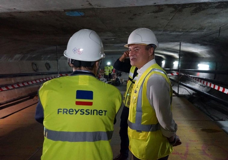 Augusto Hidalgo en la visita al interior del viaducto del Guiniguada del lado tierra.