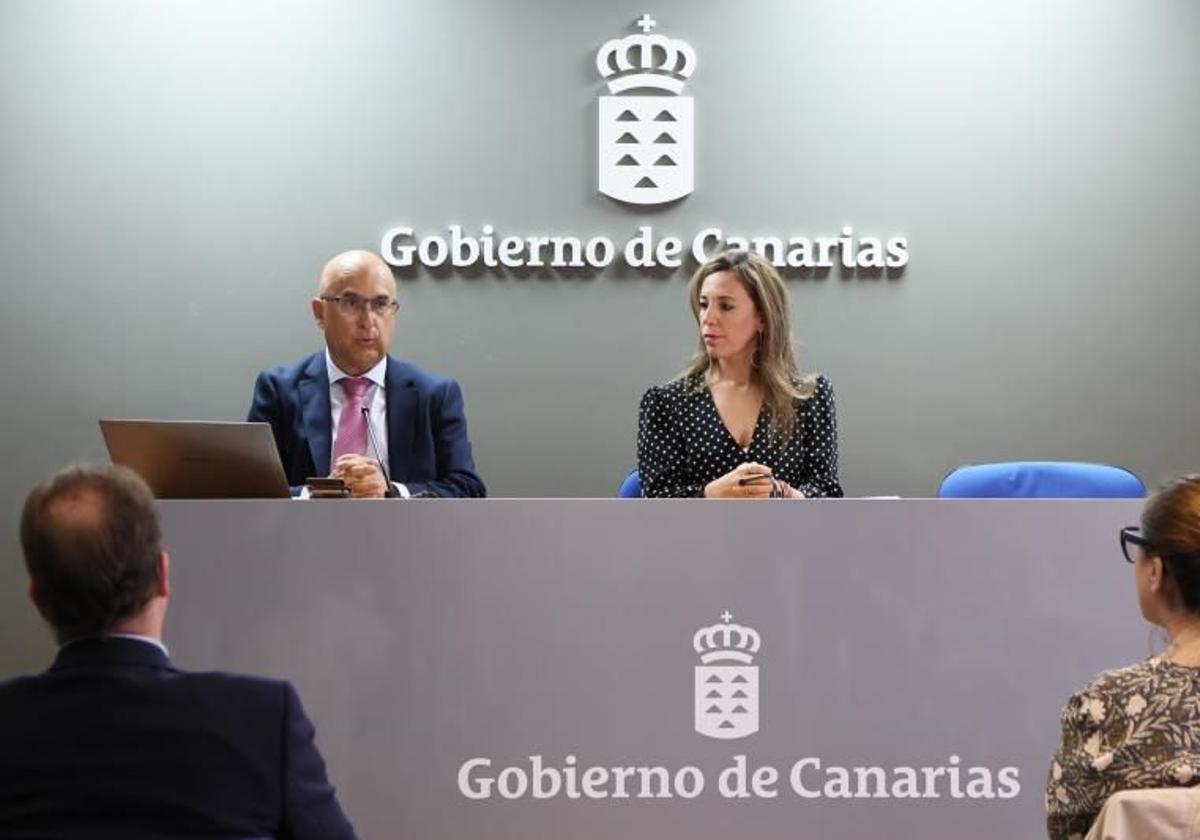 Miguel Ángel Rodríguez y Jessica de León en rueda de prensa.