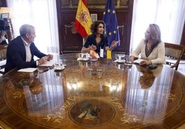 Imagen de archivo de una reunión entre el presidente de Canarias, Fernando Clavijo, la ministra de Hacienda, María Jesús Montero, y la diputada de Coalición Canaria en el Congreso, Cristina Valido.