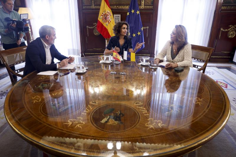 Imagen de archivo de una reunión entre el presidente de Canarias, Fernando Clavijo, la ministra de Hacienda, María Jesús Montero, y la diputada de Coalición Canaria en el Congreso, Cristina Valido.