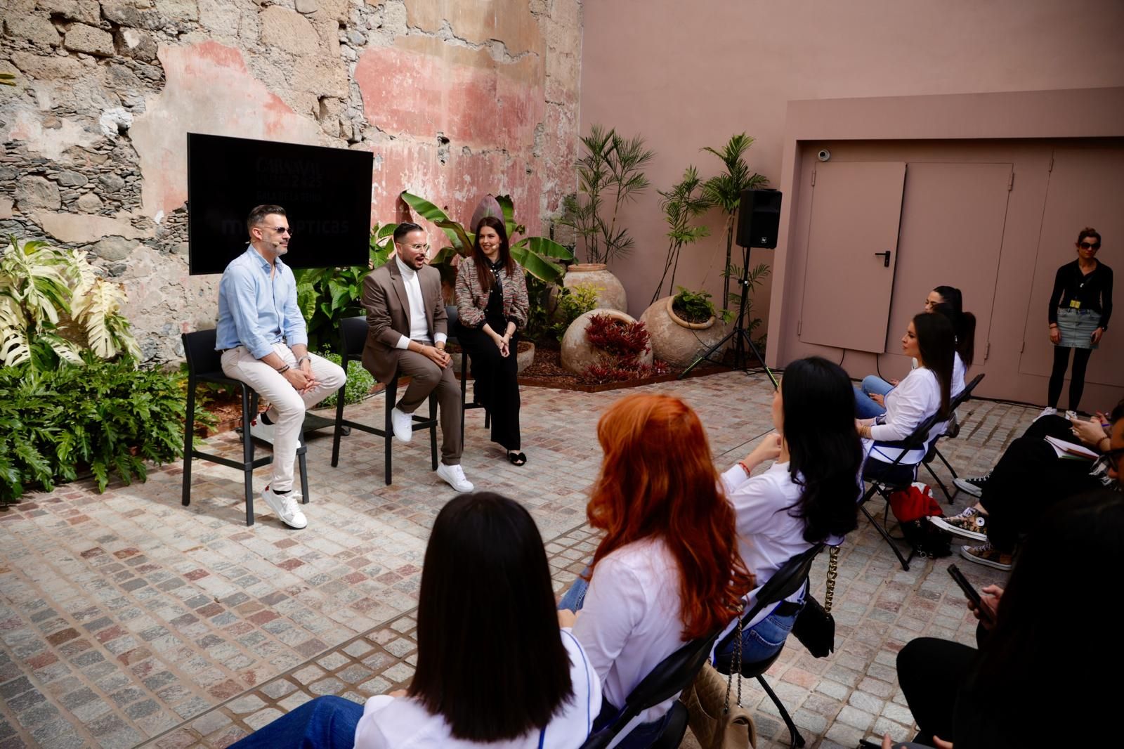 Candidatas y organizadores de la gala de la reina se reúnen días antes de la coronación