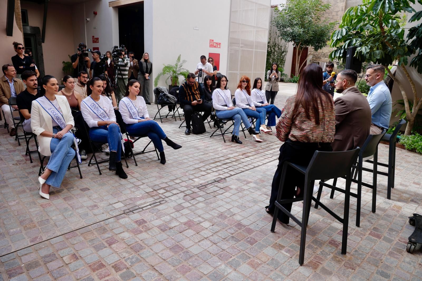 Candidatas y organizadores de la gala de la reina se reúnen días antes de la coronación