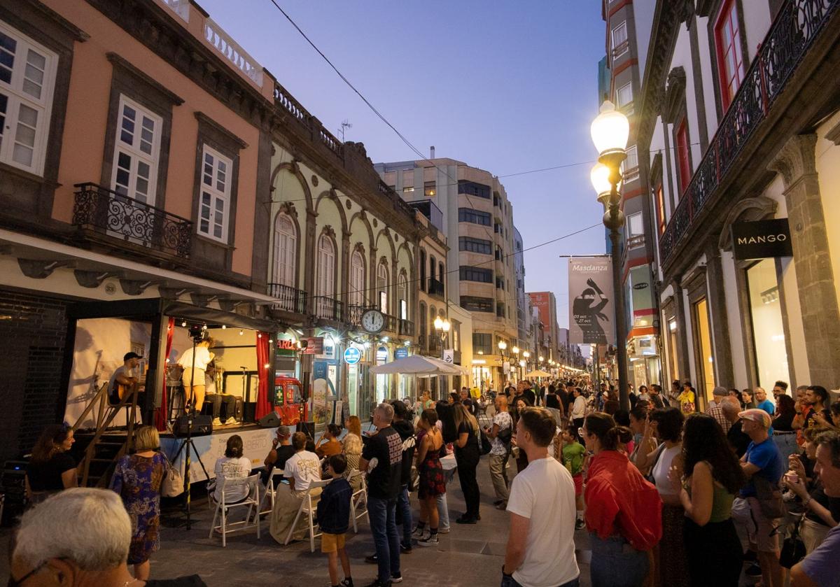 Imagen de la zona comercial de Triana en plena ebullición de actividades, conciertos y talleres.