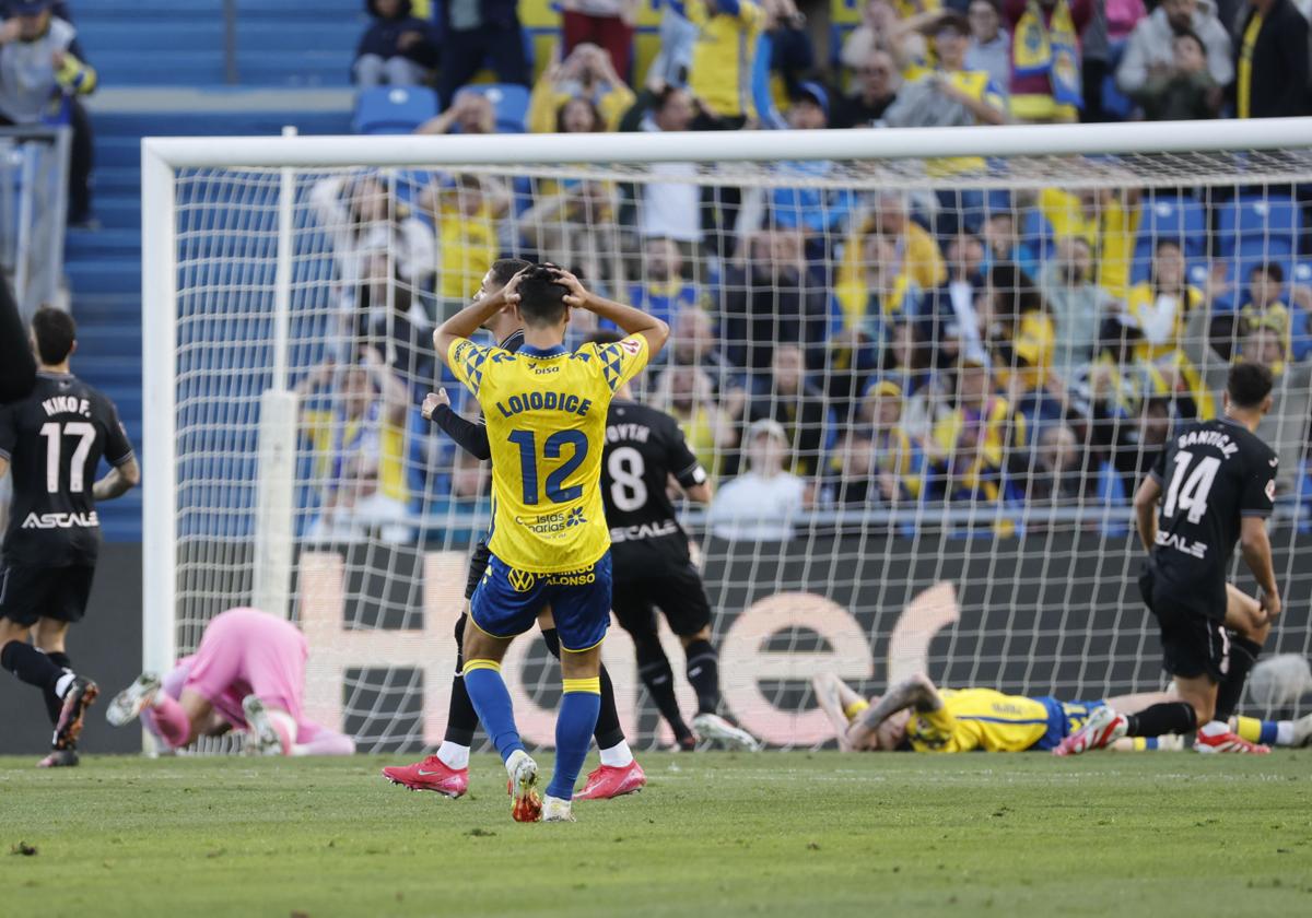 Enzo Loiodice se lamenta tras una ocasión que no aprovecha su equipo.